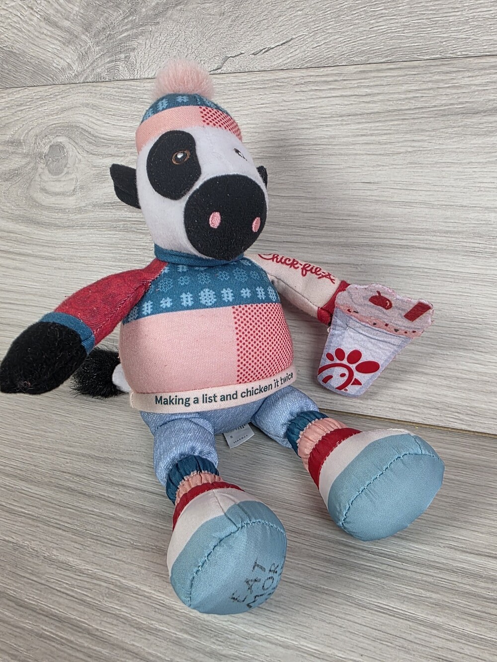 Chick-fil-A Cow Plush Holding Drink Cup – Eat Mor Chikin Holiday Plush SU25